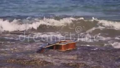 吉他在蓝色的蔚蓝的水中漂浮，漂浮在大海或海洋的波浪上。 西吉他游泳，游泳，漂流，漂浮